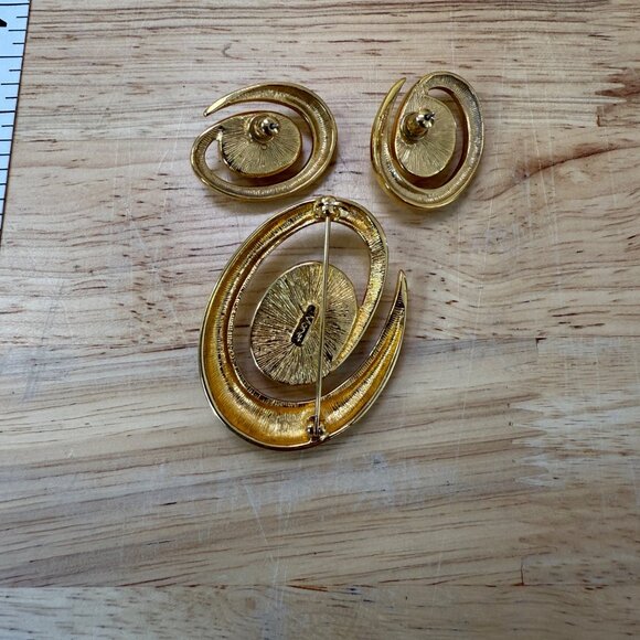 Monet Vintage Brooch & Pierced Earring Set Demi-Parure Gold Tone Faux Pearl Swir - Picture 4 of 8